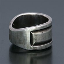 着用画像1: ブラックフット族 James Faks 1/2” 2ライン チェイシング リング 17号