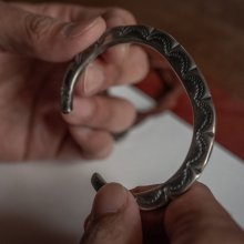 着用画像1: クリーク族 Jesse Robbins コインシルバー スタンプ バングル "6 1/2"