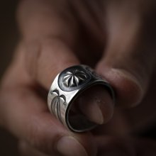 着用画像1: クリーク族 Jesse Robbins コインシルバー エンボスリング 23.5号
