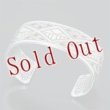 ホピ族 Emmett Navakuku 7/8” レインクラウド/ライトニング オーバーレイ/スタンプ バングル