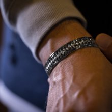 着用画像2: ホピ族 Emmett Navakuku 1/2” ミルキーウェイ オーバーレイ バングル