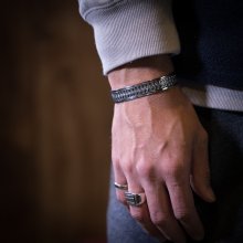 着用画像3: ホピ族 Emmett Navakuku 1/2” ミルキーウェイ オーバーレイ バングル