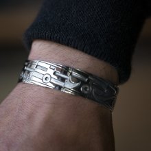 着用画像3: ホピ族 Emmett Navakuku 5/8" ミックスカチナ オーバーレイ バングル