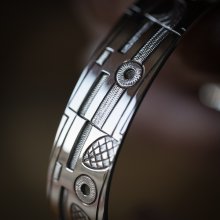 着用画像1: ホピ族 Emmett Navakuku 5/8" ミックスカチナ オーバーレイ バングル