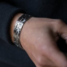 着用画像2: ホピ族 Emmett Navakuku 5/8" ミックスカチナ オーバーレイ バングル