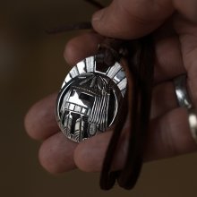 着用画像1: ホピ族 Emmett Navakuku ロングヘア カチナ オーバーレイ ペンダント
