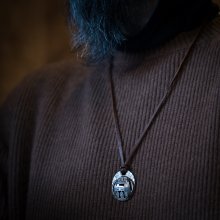 着用画像3: ホピ族 Emmett Navakuku ロングヘア カチナ オーバーレイ ペンダント