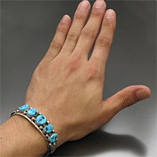 着用画像3: ナバホ族 V CHEE スリーピングビューティー ターコイズ バングル