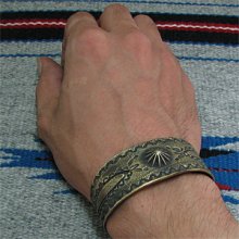 着用画像3: ナバホ族 Lyndon Tsosie コインシルバー オールドスタイル トゥーファーキャスト スタンプワーク バングル