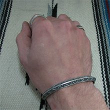 着用画像3: ナバホ族 Gary Reeves スタンプワーク トライアングルワイヤ― バングル
