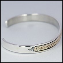着用画像1: ナバホ族 Bruce Morgan 14K スタンプワーク 1/4 バングル メンズ M