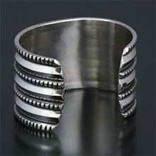 着用画像2: ナバホ族 Harrison Jim 1 5/8" 3連チゼルワーク インゴットシルバー バングル メンズ