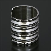 着用画像1: ナバホ族 Harrison Jim 1 5/8" 3連チゼルワーク インゴットシルバー バングル レディース