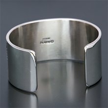 着用画像2: ナバホ族 Howard Nelson 1 1/4” 3サンバースト バングル