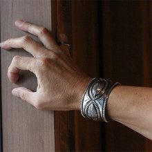 着用画像3: ナバホ族 Harrison Jim 1 1/2" リポウズ インゴットシルバー バングル