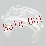 ナバホ族 Harrison Jim 1 1/2" キングマン インゴットシルバー コインエッジ バングル