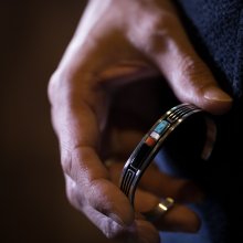 着用画像1: ナバホ族 Albert Nells マルチカラー インレイ バングル