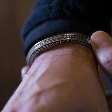 着用画像2: ナバホ族 Lyle Secatero #3スクエア レインフォール/フェザー バングル