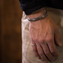 着用画像3: ナバホ族 Lyle Secatero #3スクエア レインフォール/フェザー バングル