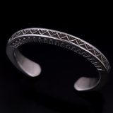 ナバホ族 Lyle Secatero #3スクエア ライトニング/フェザー バングル