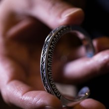 着用画像1: ナバホ族 Lyle Secatero #3スクエア ライトニング/フェザー バングル