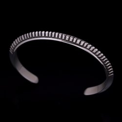 画像1: ナバホ族 Lyla Secatero #2トライアングル スタンプ バングル