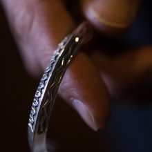 着用画像1: ナバホ族 Lyle Secatero #2トライアングル フェザー/ライトニング バングル