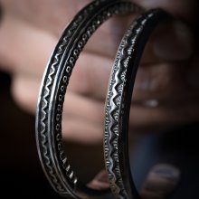 着用画像1: ナバホ族 Lyle Secatero #3スクエア ライトニング/フェザー バングル