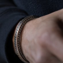 着用画像2: ナバホ族 Lyle Secatero #3スクエア ライトニング/フェザー バングル