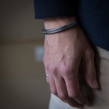 着用画像3: ナバホ族 Lyle Secatero #3スクエア ライトニング/フェザー バングル