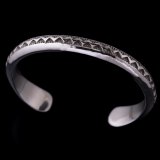 ナバホ族 Lyle Secatero #0ハーフラウンド ライトニング バングル