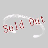 ナバホ族 Lyle Secatero #6スクエア ツイスト ウォーター バングル