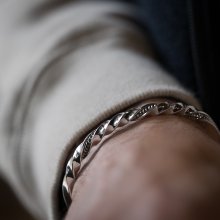 着用画像3: ナバホ族 Lyle Secatero #6スクエア ツイスト ウォーター バングル