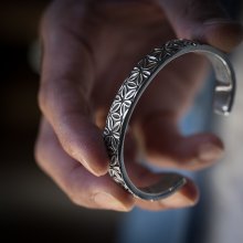 着用画像1: ナバホ族 Lyle Secatero 3/8" 10ga フラワー バングル