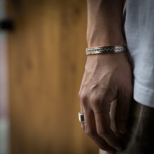 着用画像3: ナバホ族 Lyle Secatero 3/8" ライトニング ツートンカラー バングル