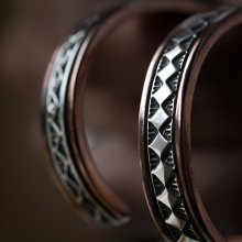 着用画像1: ナバホ族 Lyle Secatero 3/8" フォーディレクション ツートンカラー バングル