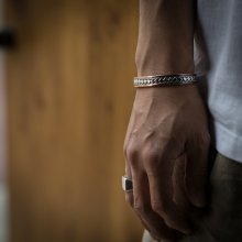 着用画像3: ナバホ族 Lyle Secatero 3/8" フォーディレクション ツートンカラー バングル