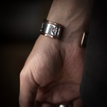 着用画像3: ナバホ族 Lyle Secatero 3/4" ライトニング ツートンカラー バングル