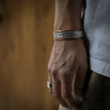 着用画像2: ナバホ族 Lyle Secatero 3/4" ライトニング ツートンカラー バングル