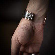 着用画像2: ナバホ族 Lyle Secatero 3/4" スタンプ ツートンカラー バングル