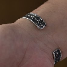 着用画像3: ナバホ族 Sunshine Reeves 3/8" Flowing River スタンプ バングル "5 3/4"