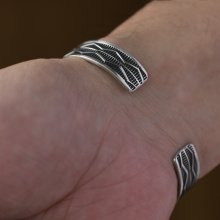 着用画像3: ナバホ族 Sunshine Reeves 3/8" Flowing River スタンプ バングル "6"