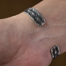 着用画像2: ナバホ族 Sunshine Reeves 3/8" Flowing River キングマン スタンプ バングル "5 3/4"