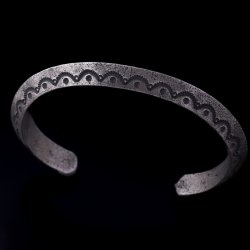 画像1: ナバホ族 Herman Smith トゥファキャストトライアングル スタンプ バングル "6"