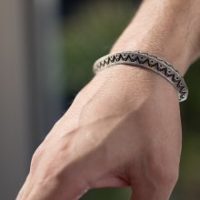 着用画像2: ナバホ族 Herman Smith トゥファキャストトライアングル スタンプ バングル "6"