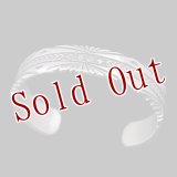 ナバホ族 Bruce Morgan 1/2" 10ga SS サンバースト 4ダイヤ+アロー バングル【RIVER MAIL企画】