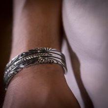 着用画像3: ナバホ族 Bruce Morgan 1/2" 10ga SS サンバースト 4ダイヤ+アロー バングル【RIVER MAIL企画】