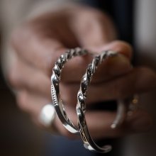 着用画像1: ナバホ族 Lyle Secatero #6スクエア ツイスト ライトニング バングル