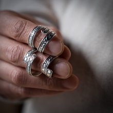 着用画像1: 【RIVER MAIL企画】ナバホ族 Bruce Morgan 1/4 SS 4ダイヤ+アロー アジャスタブル リング