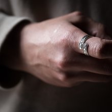 着用画像2: 【RIVER MAIL企画】ナバホ族 Bruce Morgan 1/4 SS 4ダイヤ+アロー アジャスタブル リング